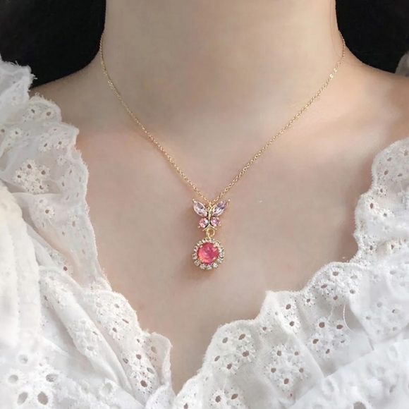 🦋Gorgeous Pink crystal butterfly necklace - Picture 2 of 6